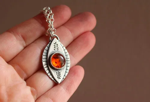 El ojo de la naturaleza, collar otoño feérico en plata y ámbar