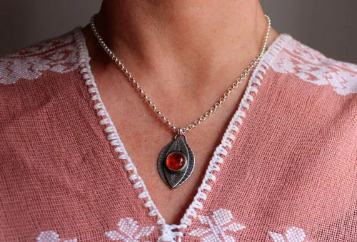 El ojo de la naturaleza, collar otoño feérico en plata y ámbar