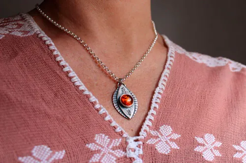 El ojo de la naturaleza, collar otoño feérico en plata y ámbar
