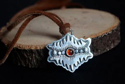 El ojo de la tierra, collar montaña tribal en plata y ámbar