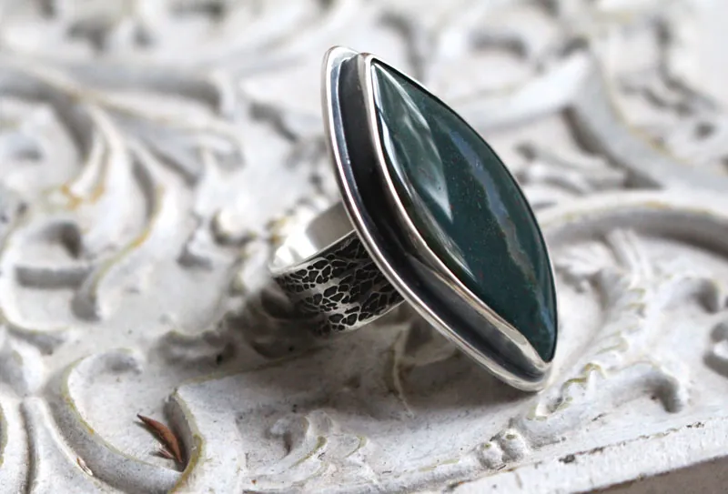 El ojo del bosque, anillo ramas en plata y jaspe oceánico