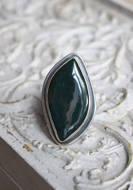 El ojo del bosque, anillo ramas en plata y jaspe oceánico