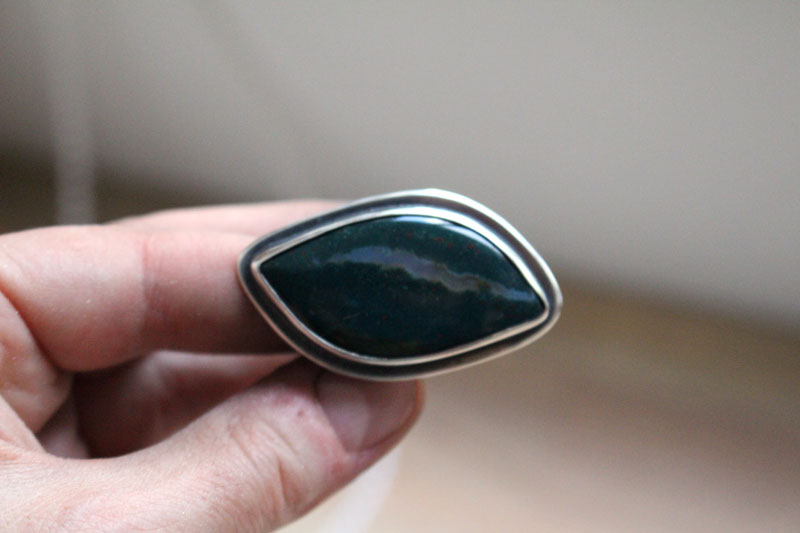 El ojo del bosque, anillo ramas en plata y jaspe oceánico