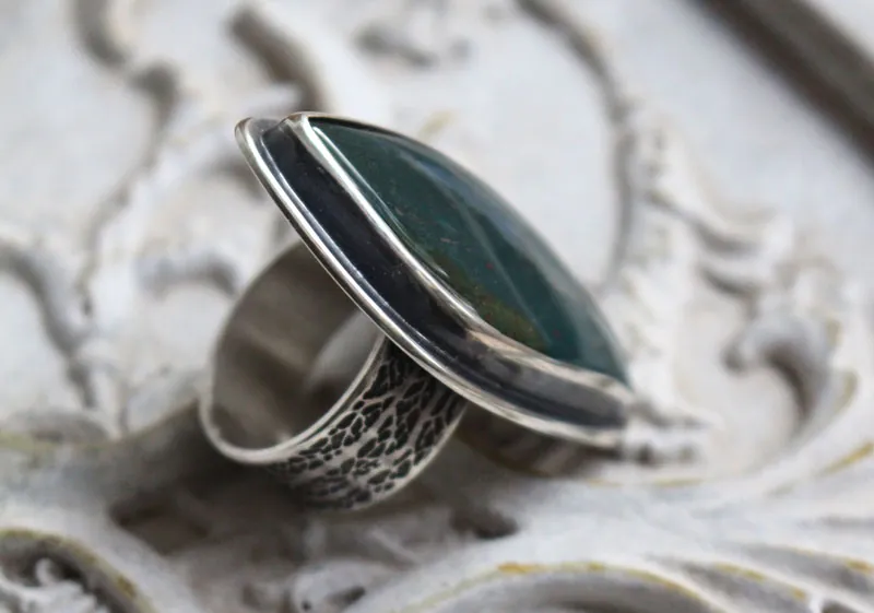 El ojo del bosque, anillo ramas en plata y jaspe oceánico
