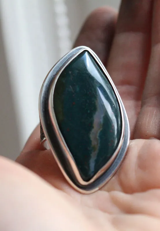 El ojo del bosque, anillo ramas en plata y jaspe oceánico
