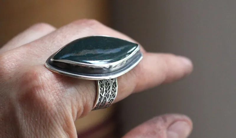 El ojo del bosque, anillo ramas en plata y jaspe oceánico