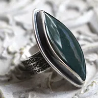 El ojo del bosque, anillo ramas en plata y jaspe oceánico
