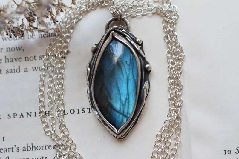 El ojo del bosque, collar magia de la naturaleza en plata y labradorita