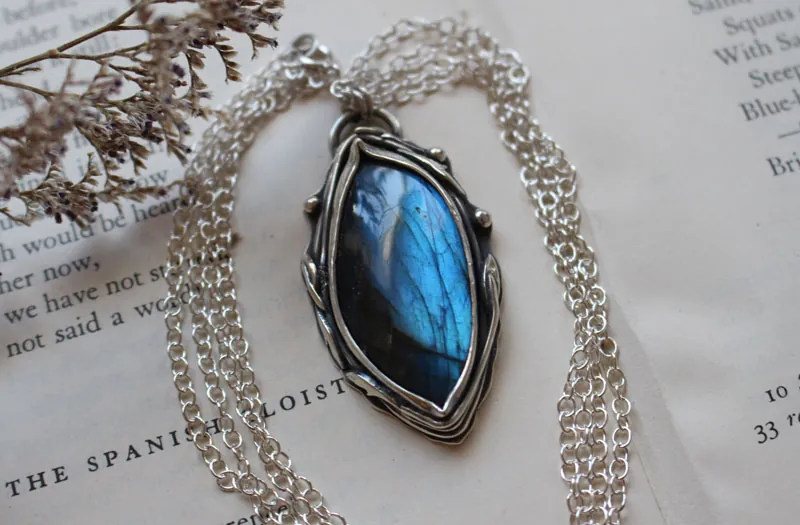 El ojo del bosque, collar magia de la naturaleza en plata y labradorita
