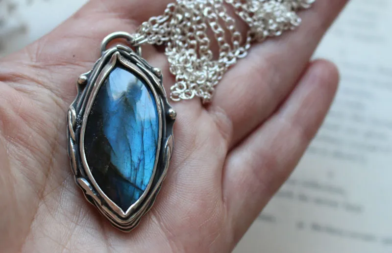 El ojo del bosque, collar magia de la naturaleza en plata y labradorita