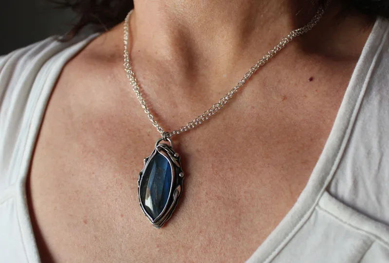 El ojo del bosque, collar magia de la naturaleza en plata y labradorita