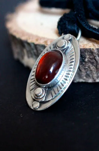 El ojo del sueño, collar motivación en plata y granate