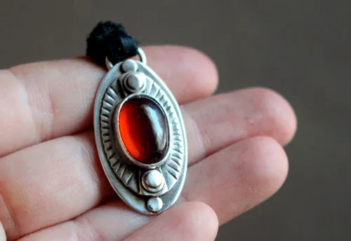 El ojo del sueño, collar motivación en plata y granate