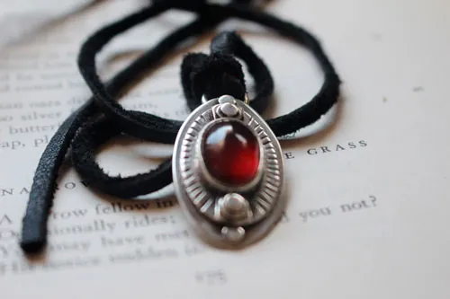 El ojo del sueño, collar motivación en plata y granate