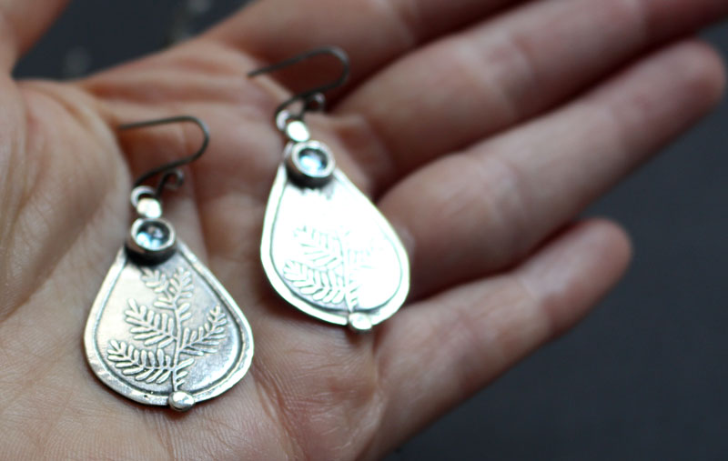 El olivo de Atenea, aretes paz y sabiduría griega en plata y zircón