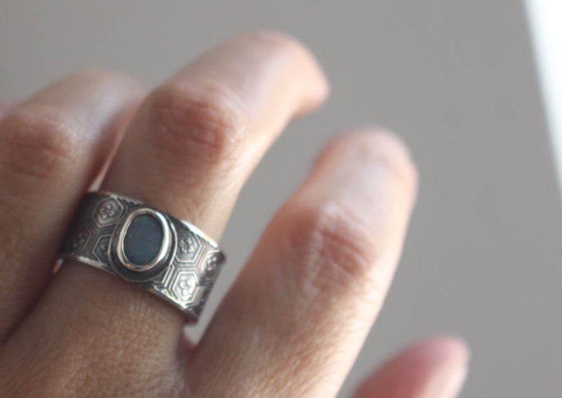 El pantano que reflejaba las estrellas, anillo naturaleza japonesa en plata y ópalo