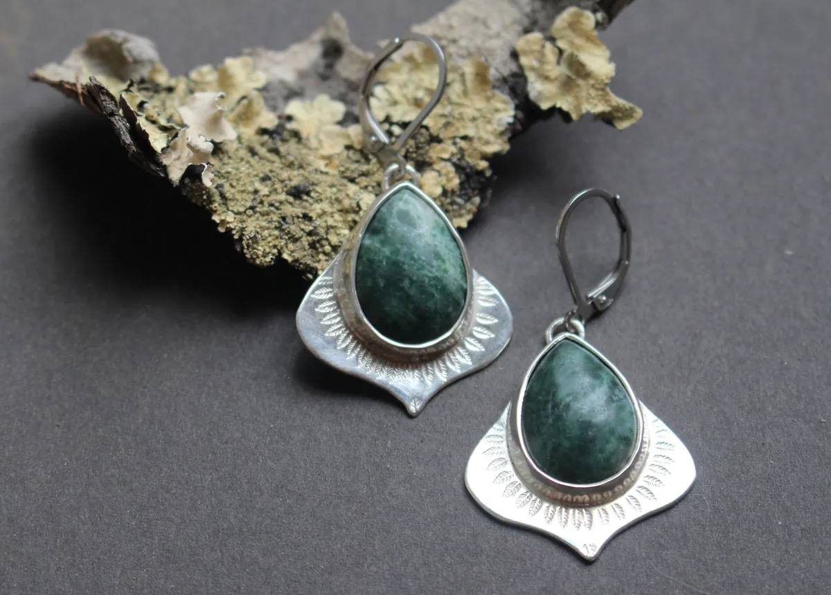 El perfume de la lluvia, aretes abundancia vegetal en plata y jaspe
