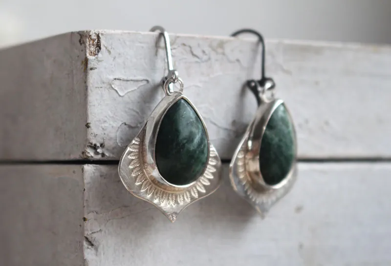 El perfume de la lluvia, aretes abundancia vegetal en plata y jaspe