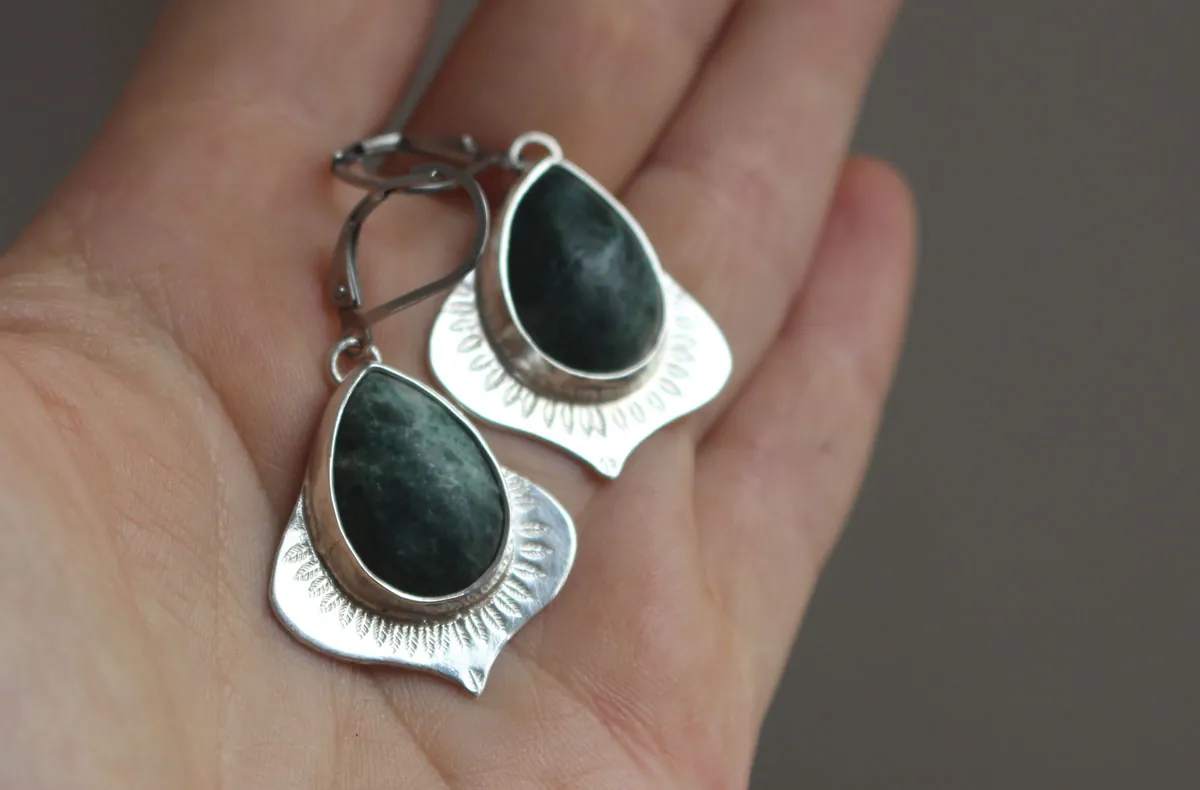 El perfume de la lluvia, aretes abundancia vegetal en plata y jaspe