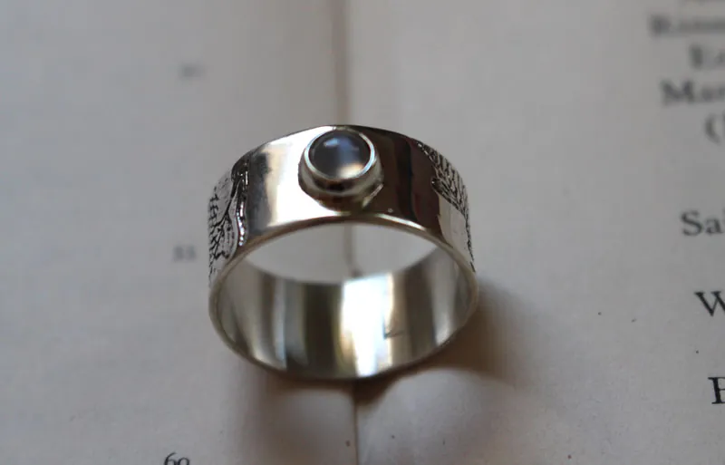 El pez de la luna, anillo carpa koi en plata y piedra de luna
