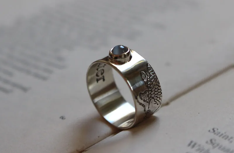 El pez de la luna, anillo carpa koi en plata y piedra de luna