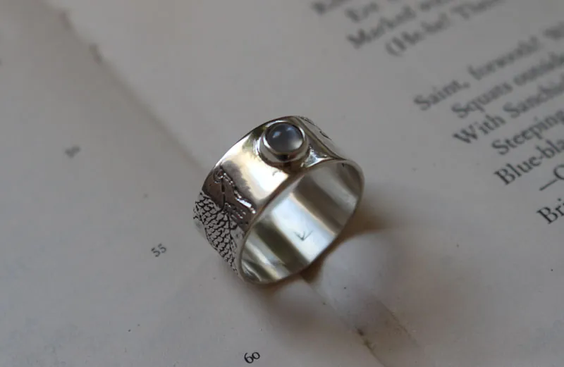 El pez de la luna, anillo carpa koi en plata y piedra de luna