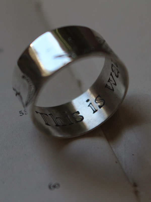 El pez de la luna, anillo carpa koi en plata y piedra de luna