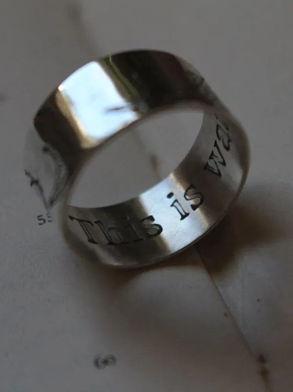 El pez de la luna, anillo carpa koi en plata y piedra de luna
