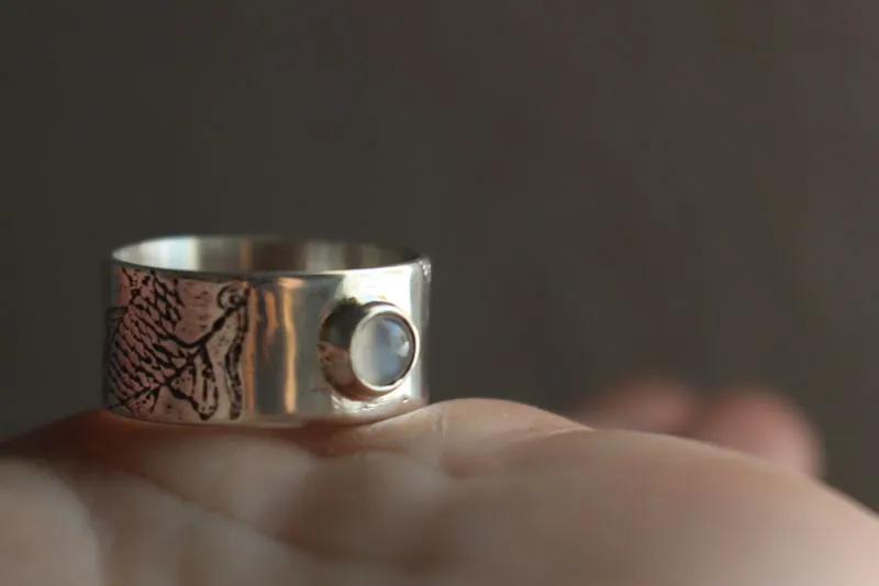 El pez de la luna, anillo carpa koi en plata y piedra de luna