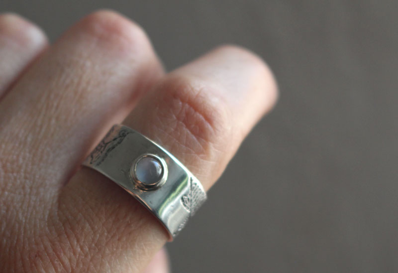 El pez de la luna, anillo carpa koi en plata y piedra de luna