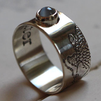 El pez de la luna, anillo carpa koi en plata y piedra de luna