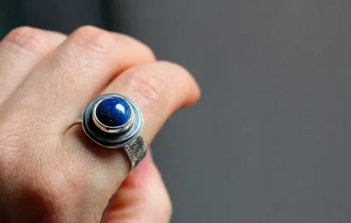El reflejo de las estrellas, anillo estanque nocturno en plata y lapislázuli