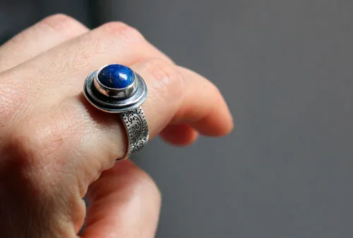 El reflejo de las estrellas, anillo estanque nocturno en plata y lapislázuli