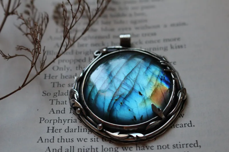 El reflejo del cielo, dije hojas y ramas en plata y labradorita