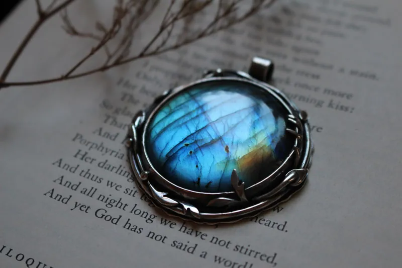El reflejo del cielo, dije hojas y ramas en plata y labradorita
