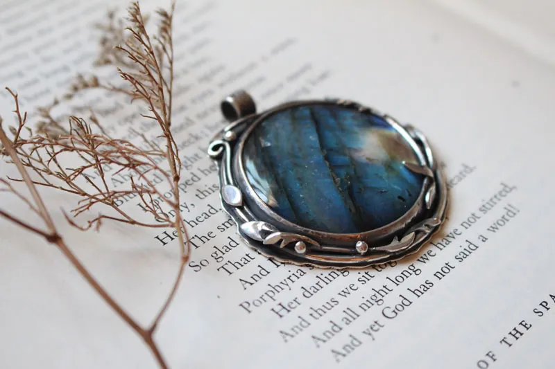 El reflejo del cielo, dije hojas y ramas en plata y labradorita