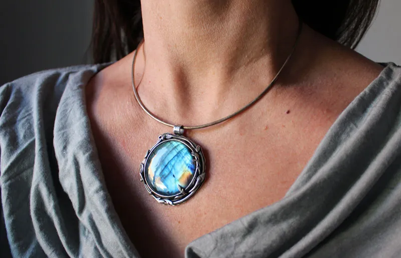 El reflejo del cielo, dije hojas y ramas en plata y labradorita
