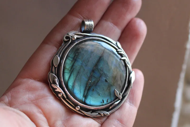 El reflejo del cielo, dije hojas y ramas en plata y labradorita