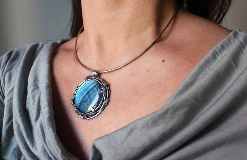 El reflejo del cielo, dije hojas y ramas en plata y labradorita