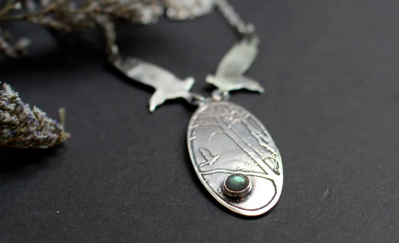 El reino de los pájaros, collar cuervos en plata y labradorita