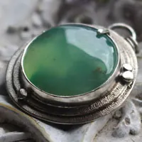 El secreto del estanque, collar leyenda arturiana en plata y crisoprasa