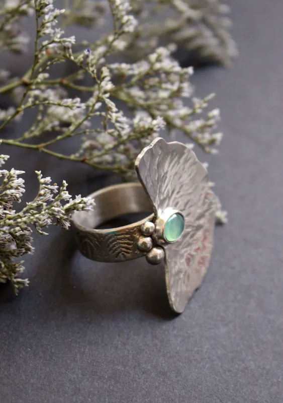 El sonido del agua, anillo hoja de nenúfar en plata y crisoprasa