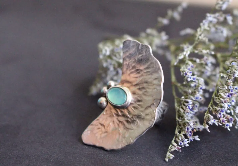 El sonido del agua, anillo hoja de nenúfar en plata y crisoprasa