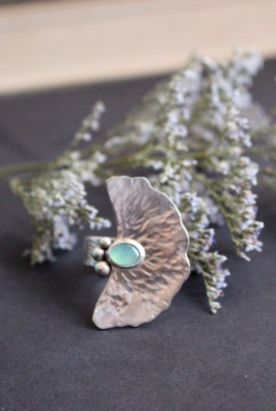 El sonido del agua, anillo hoja de nenúfar en plata y crisoprasa