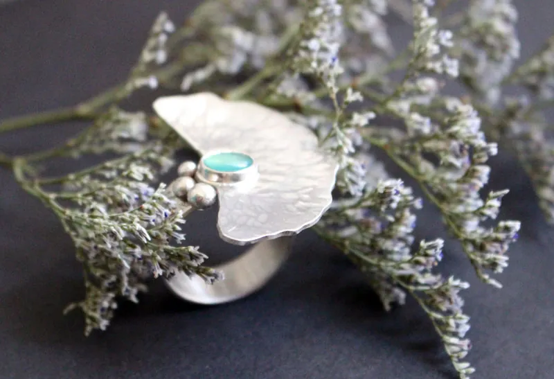 El sonido del agua, anillo hoja de nenúfar en plata y crisoprasa