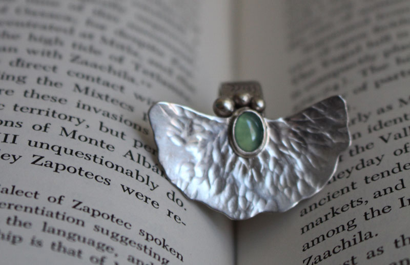 El sonido del agua, anillo hoja de nenúfar en plata y crisoprasa