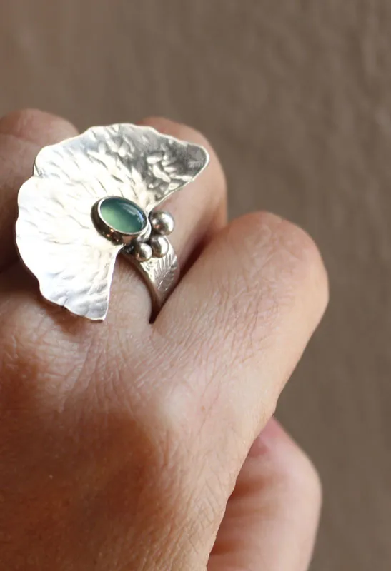 El sonido del agua, anillo hoja de nenúfar en plata y crisoprasa
