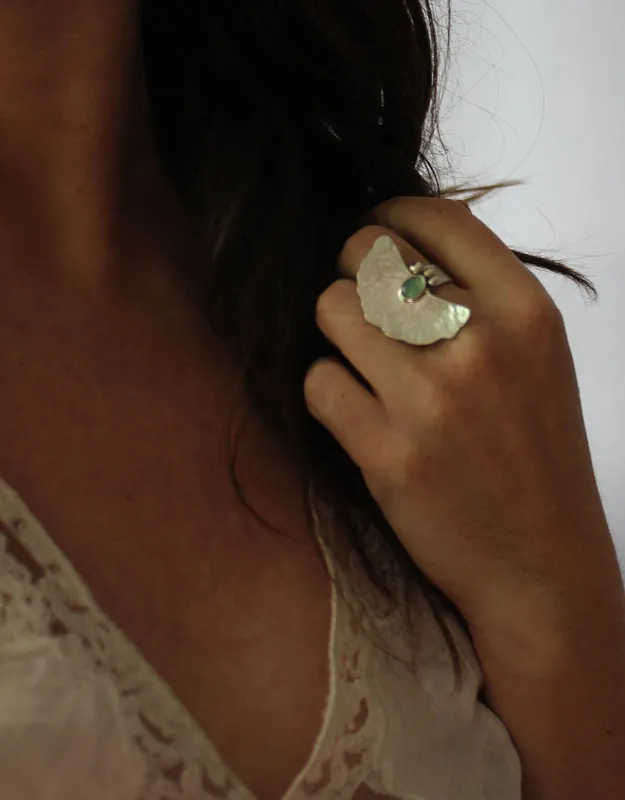 El sonido del agua, anillo hoja de nenúfar en plata y crisoprasa