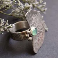 El sonido del agua, anillo hoja de nenúfar en plata y crisoprasa