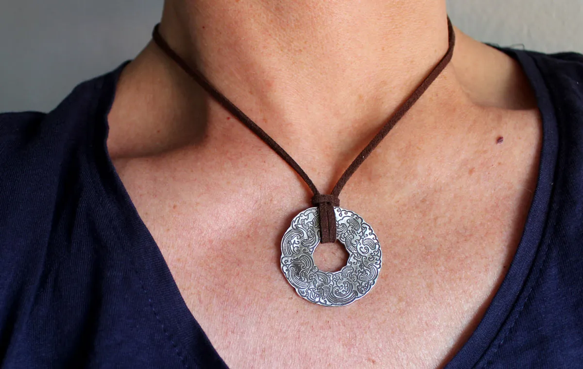 El viento y el mar, collar círculo japonés de nubes y olas en plata